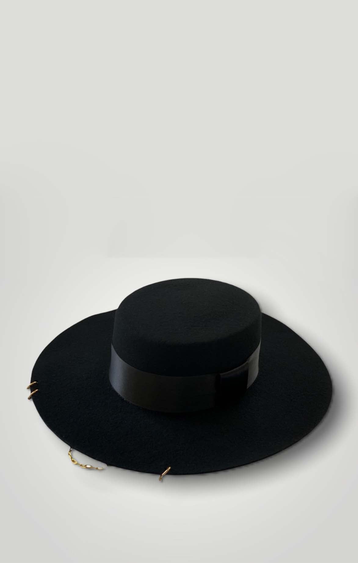 Black Wool Felt Hat With Gold-plated Chain
